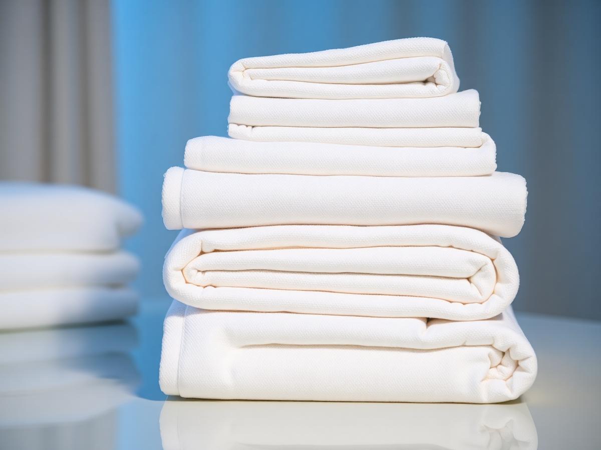 Pilha de roupa branca perfeitamente dobrada
